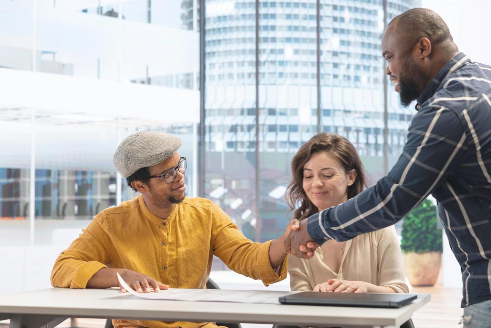 Студенты изучают финансовые модели в современной аудитории